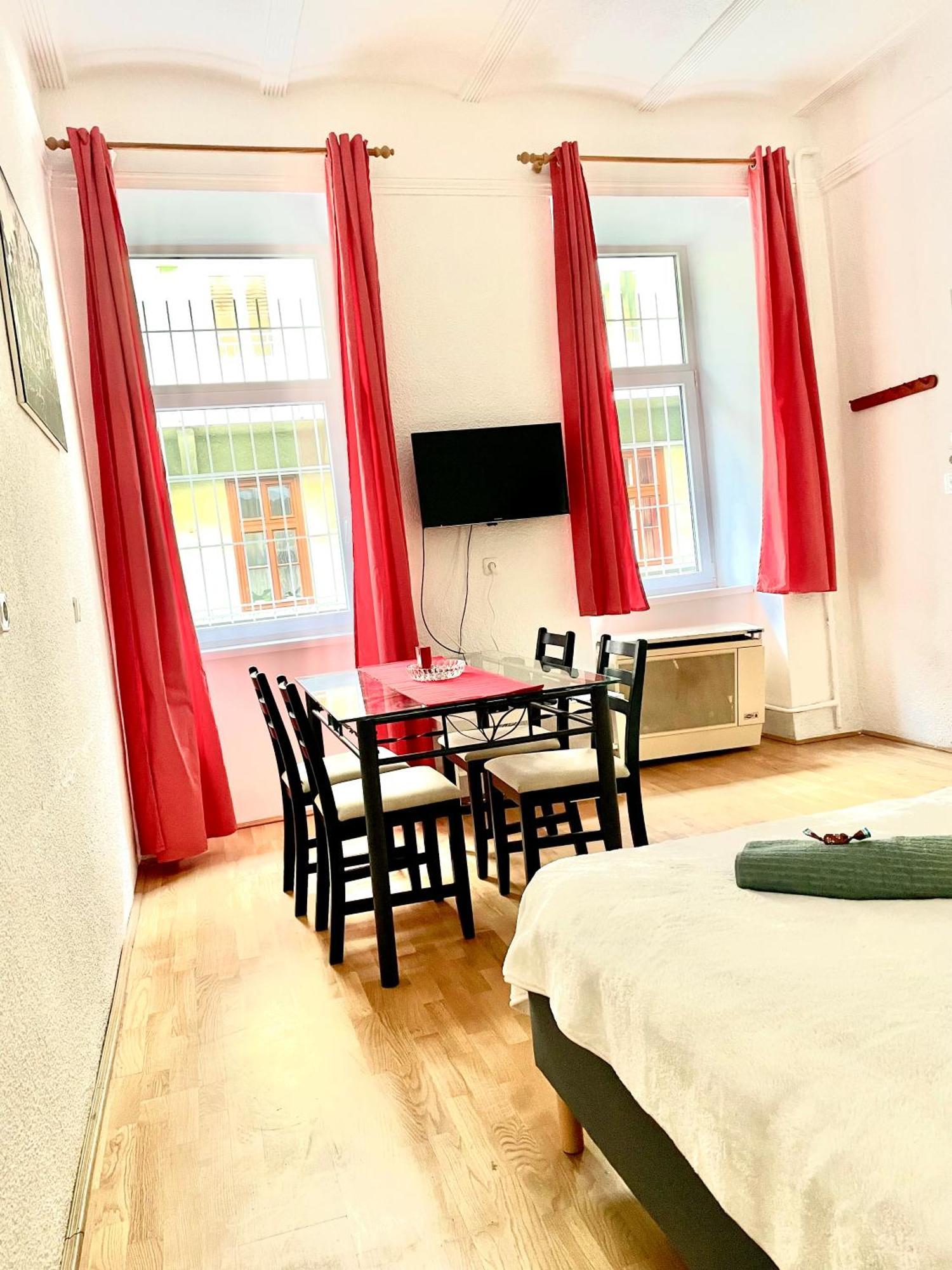 Very Warm Home With Big Bed Near New York Cafe Budapeszt Zewnętrze zdjęcie