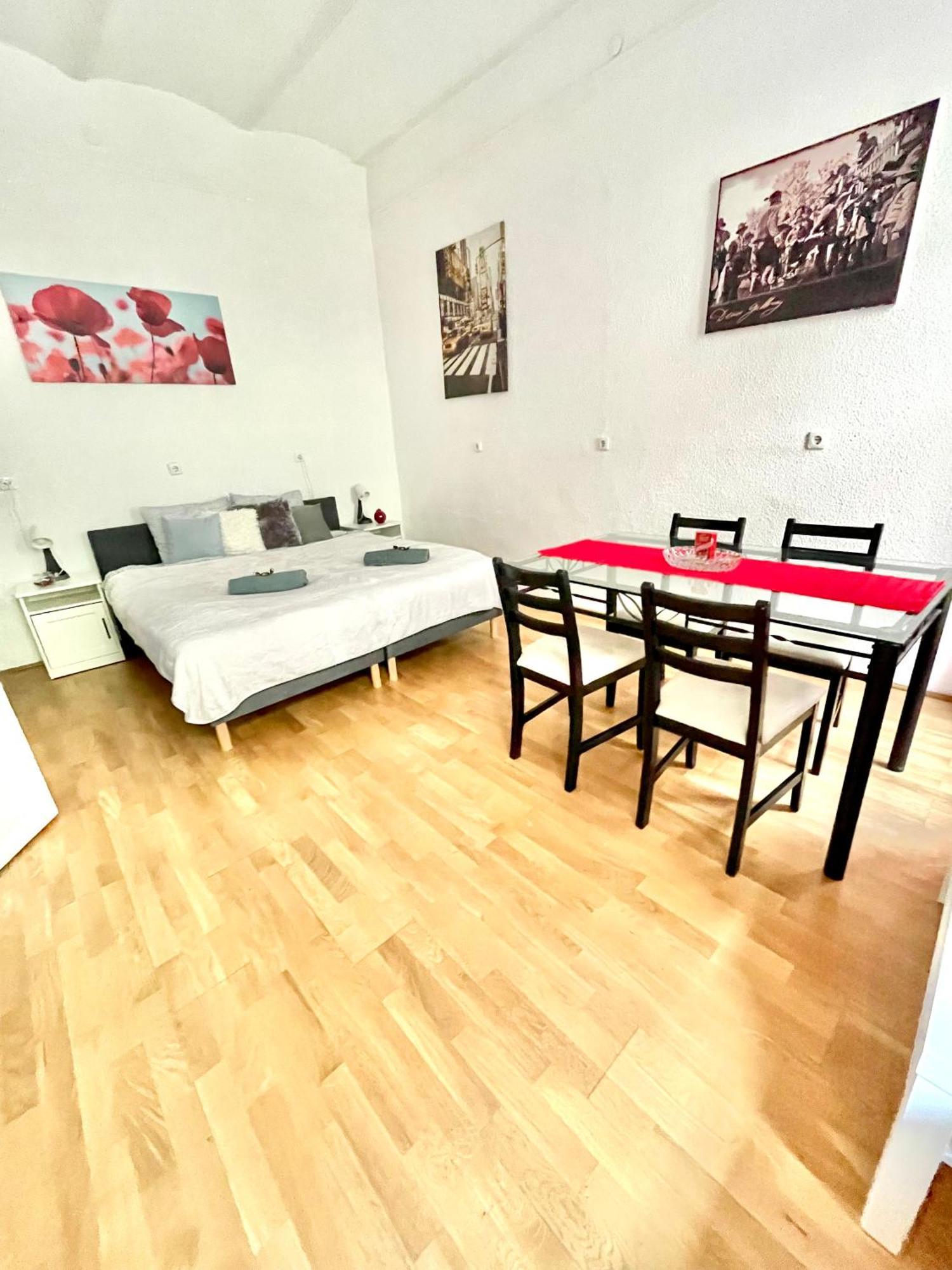 Very Warm Home With Big Bed Near New York Cafe Budapeszt Zewnętrze zdjęcie