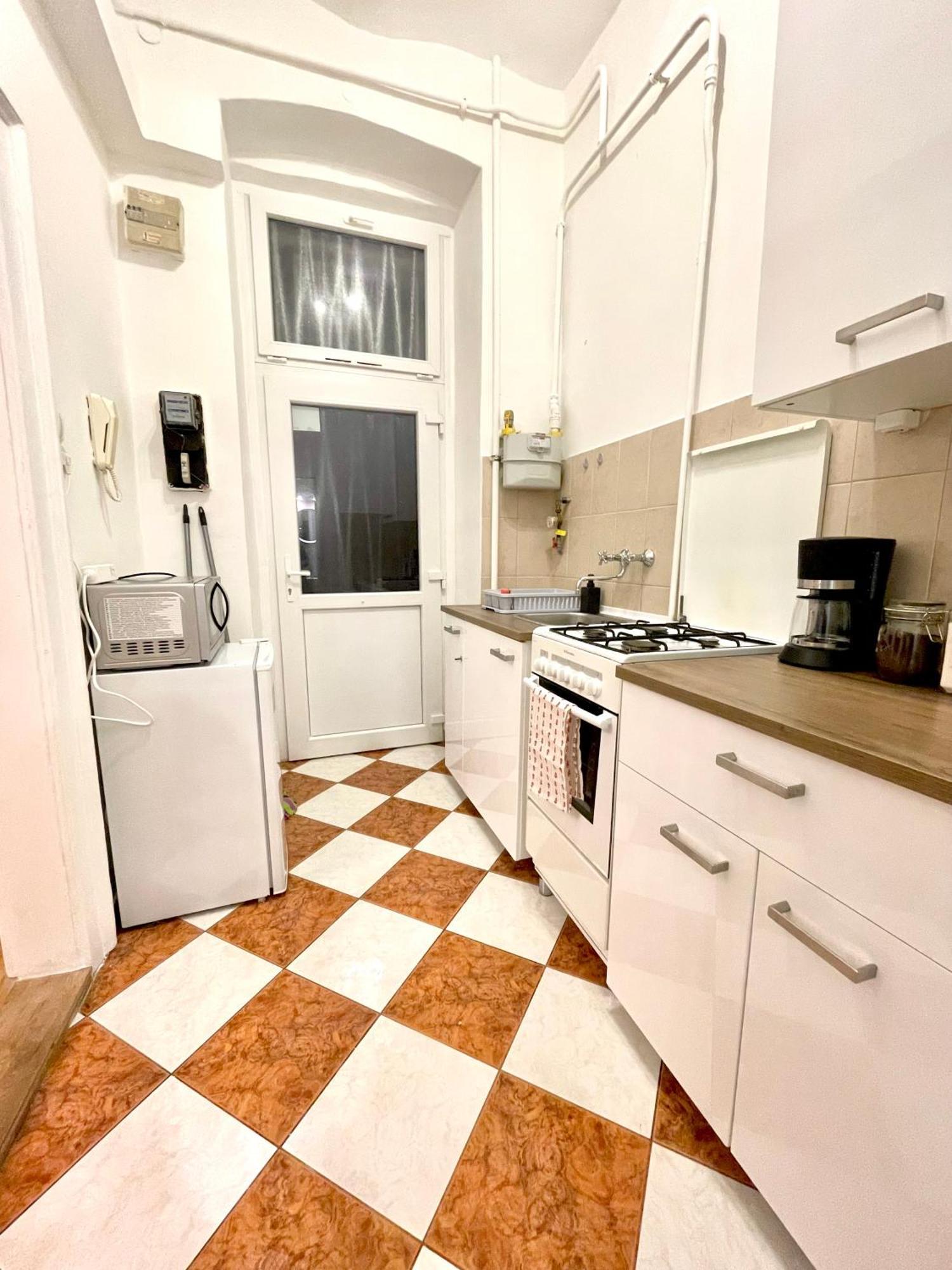 Very Warm Home With Big Bed Near New York Cafe Budapeszt Zewnętrze zdjęcie