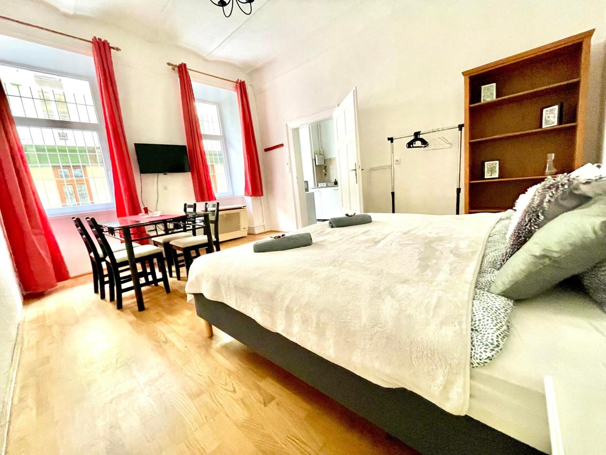 Very Warm Home With Big Bed Near New York Cafe Budapeszt Zewnętrze zdjęcie